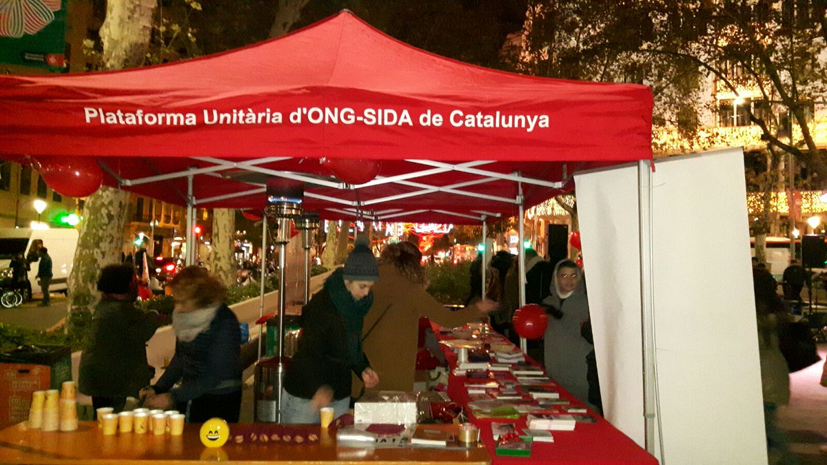 sinverlgbti's tweet photo. Avui algunxs Sinvers han participat a les activitats del @Comite1desembre pel #DiaMundialDelSIDA #DMS2017 https://t.co/G3L22qVvfY