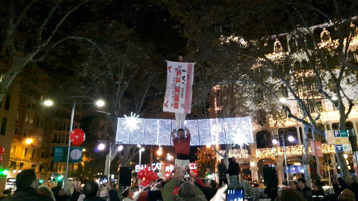 sinverlgbti's tweet photo. Avui algunxs Sinvers han participat a les activitats del @Comite1desembre pel #DiaMundialDelSIDA #DMS2017 https://t.co/G3L22qVvfY
