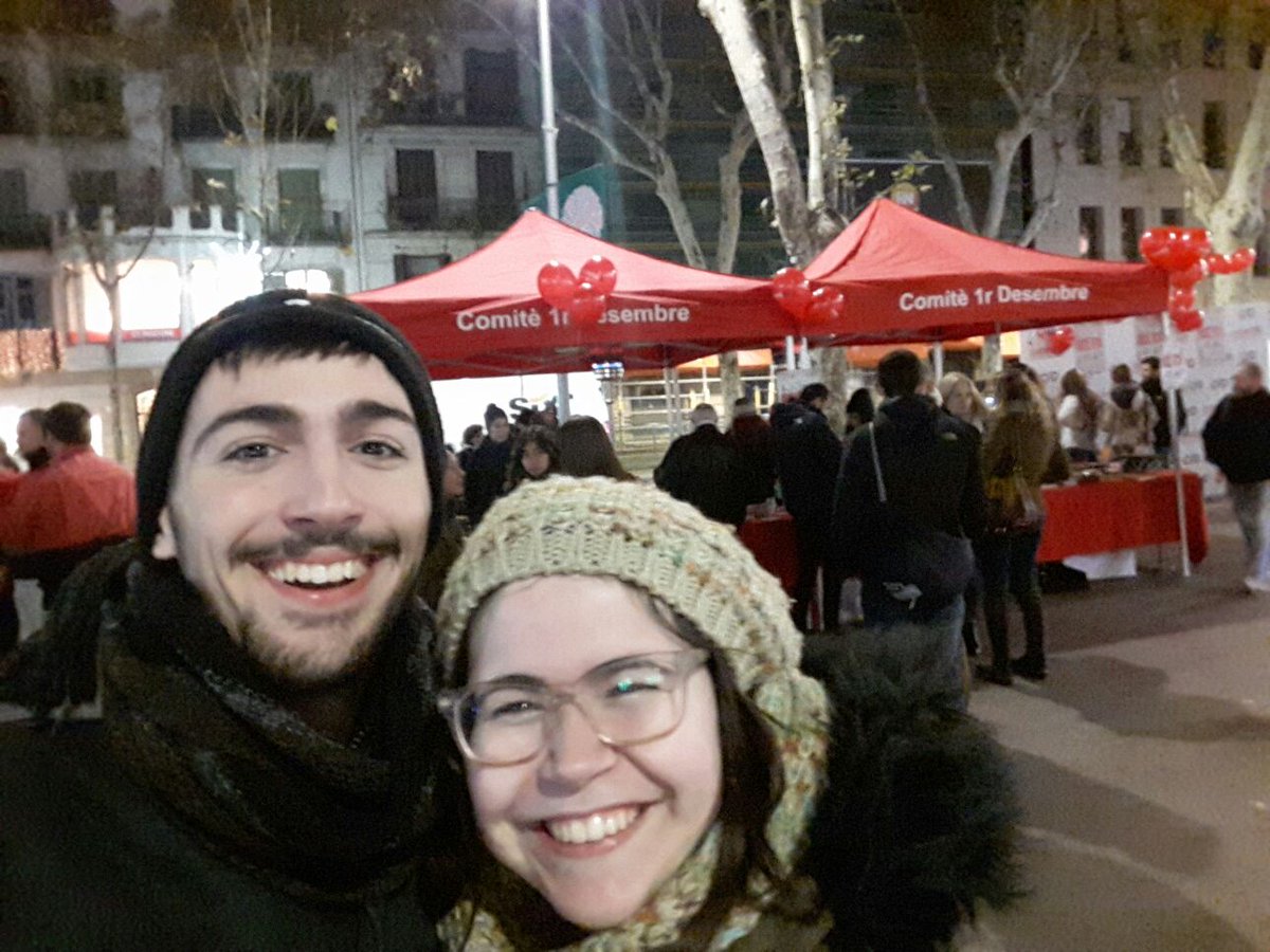 sinverlgbti's tweet photo. Avui algunxs Sinvers han participat a les activitats del @Comite1desembre pel #DiaMundialDelSIDA #DMS2017 https://t.co/G3L22qVvfY