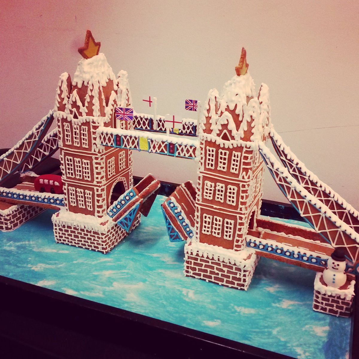 Tower Bridge snow scene gingerbread for our coffee shop Christmas display <a href="/LussoCatering/">Lusso Catering</a> <a href="/chandco/">CH&CO</a> #gingerbread
