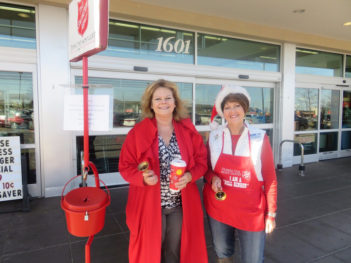 LincolnREALTORS's tweet photo. Thank you to all of the amazing REALTORS out ringing bells for the Salvation Army today! #LincolnREALTORSCare #REALTORRingDay https://t.co/KrAhllTqxx