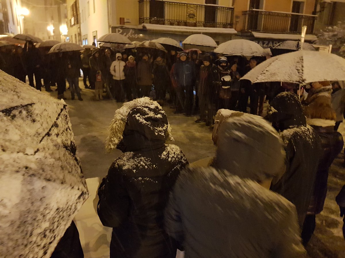 Altsasugurasoak's tweet photo. Este fin de semana de mal tiempo volveremos a recorrer los 400km que nos separan de nuestros hijos para una visita de 40 minutos. Ya llevan 382 dias presos. #Altsasu #Alsasua https://t.co/5WAmgFBpIE