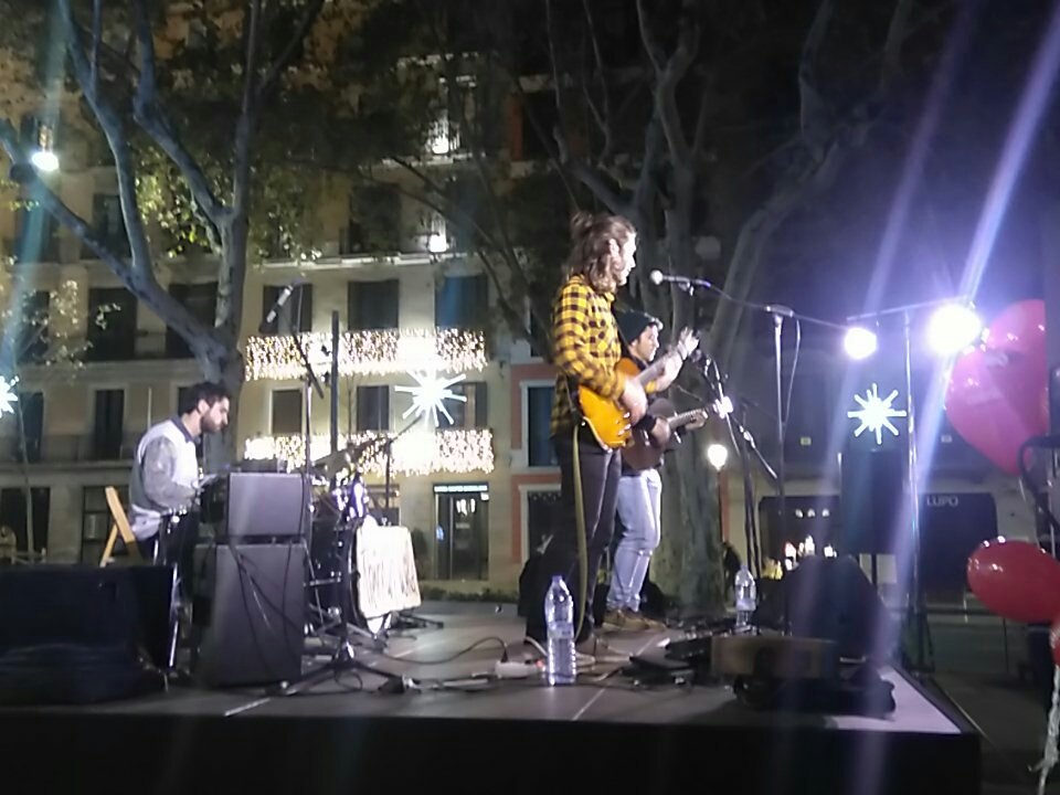 Comite1desembre's tweet photo. Thinkin'wild tancant els actes als Jardinets de Gràcia. Ara ens veiem al Freedonia amb les #NitsVermelles #DMS2017 #VIHQDRETS https://t.co/YFnDTldrC2