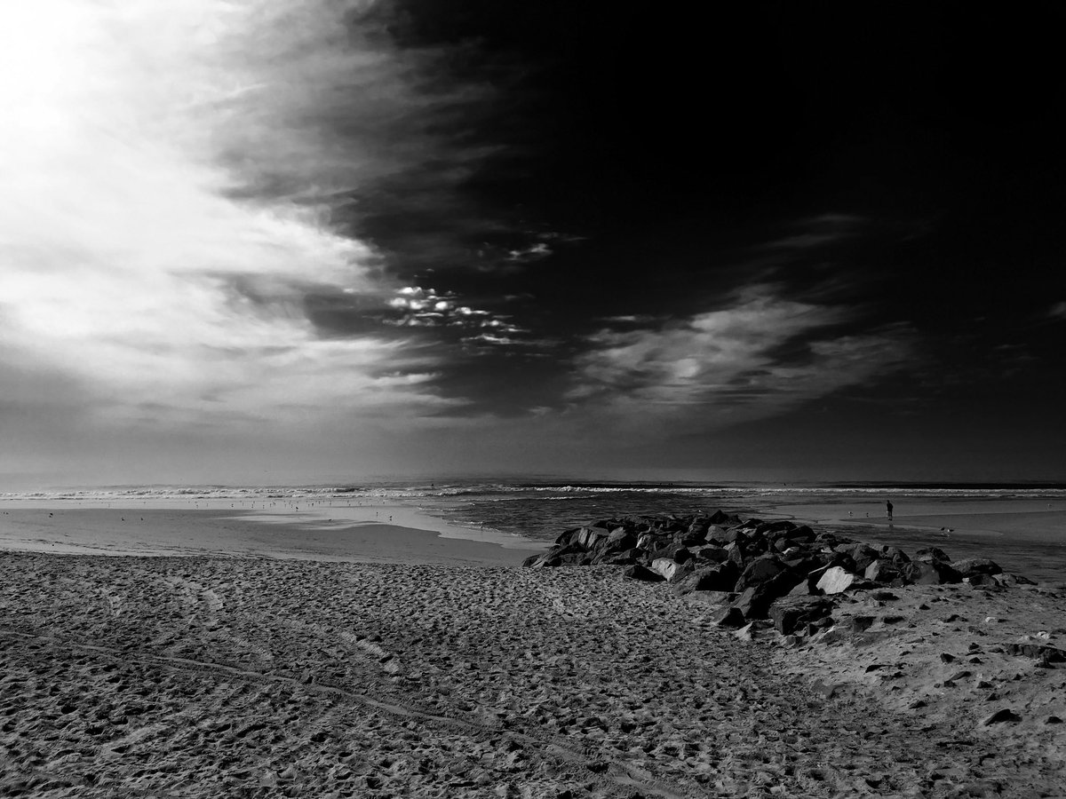 lucasonlocation's tweet photo. From yesterday’s bike ride. #HuntingtonBeach #blackandwhite https://t.co/6CVvogZU8V