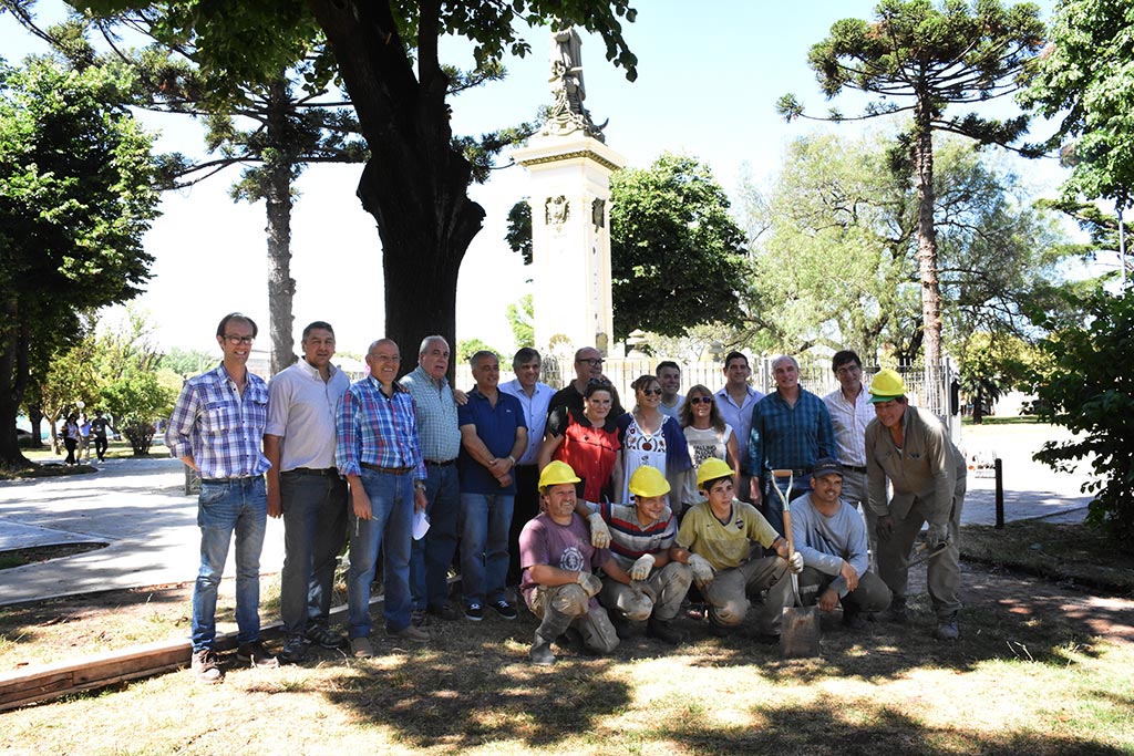 ValeriaTronge's tweet photo. #Chivilcoy #ObraPública #PlazaColón
Continúan los trabajos de puesta en valor del espacio público
Intendente @BritosGuillermo junto a vecinos y equipo de obras públicas
@AlonsoEduu202 https://t.co/8NU3U7emDu