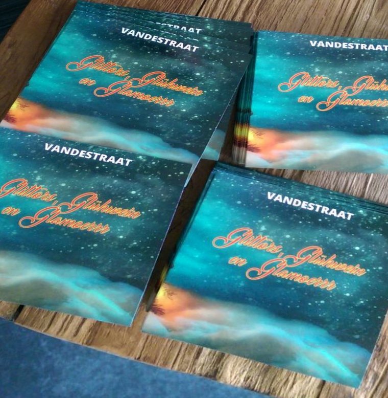 VanDeStraat050's tweet photo. Officieel komttie pas 6 december uit,
Maar de echte fan heeft m eerder in huis.
Stuur dus eem n berichtje naar kerst@vandestraat050.nl
En voor slechts 10 euro heb jij n prachtige kerst-CD!! ...echt wel.
#Geuko #5euro #www.adventure-geuko.com https://t.co/zK65v7958I