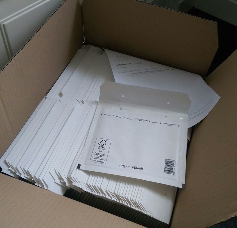 VanDeStraat050's tweet photo. Officieel komttie pas 6 december uit,
Maar de echte fan heeft m eerder in huis.
Stuur dus eem n berichtje naar kerst@vandestraat050.nl
En voor slechts 10 euro heb jij n prachtige kerst-CD!! ...echt wel.
#Geuko #5euro #www.adventure-geuko.com https://t.co/zK65v7958I