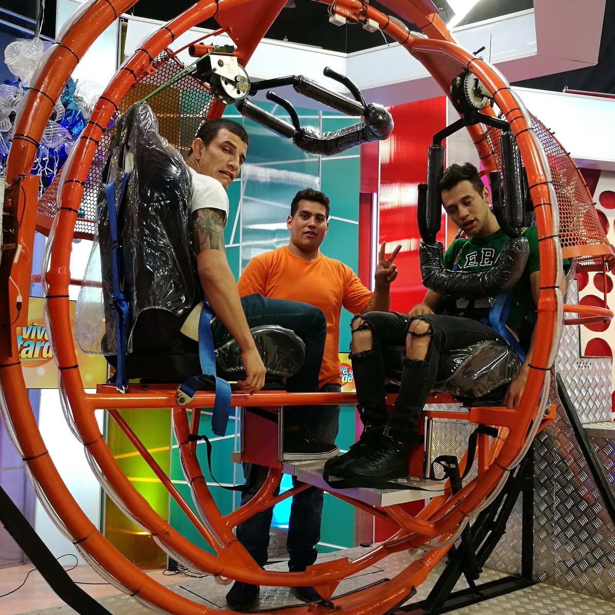 vivelatardepy's tweet photo. ¡Así terminaron @josemamusic_  y @cesargoku1  ¿Quién será el campeón de hoy en #ElGiroLoco? 😱👏🙌 #VLT https://t.co/TpiXIVw6qE