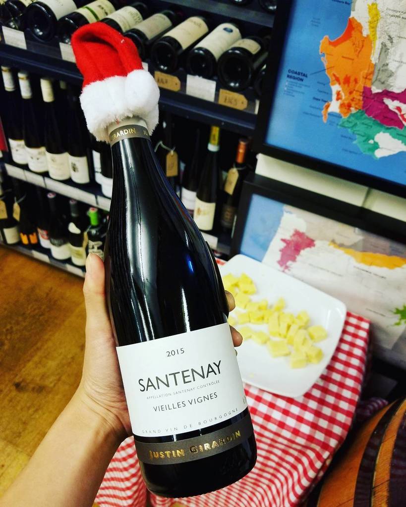 vanderfong's tweet photo. Santenay...santa hat....you wine geeks know where I'm going with this. Glad to see @highburyvintners kicking off December with all the holiday feels! @h2vinltd #justingirardin #santenay #burgundy https://t.co/55JdGpO680 https://t.co/j2vhLOsaCk