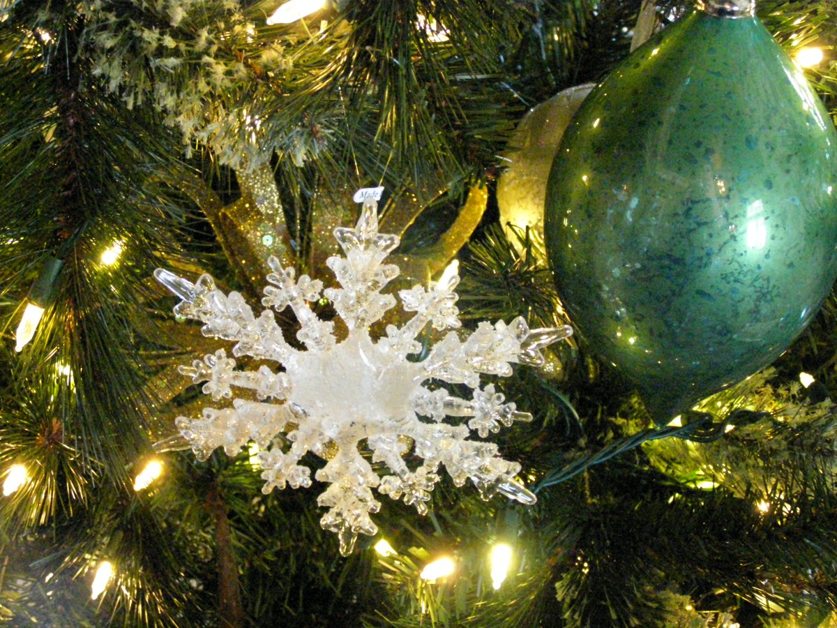 Book your holiday party w/ us! Call 697-9999 or read pg. 4 of The View. kenmure.com/wp-content/upl…
#holidays #parties #hvl #countryclub