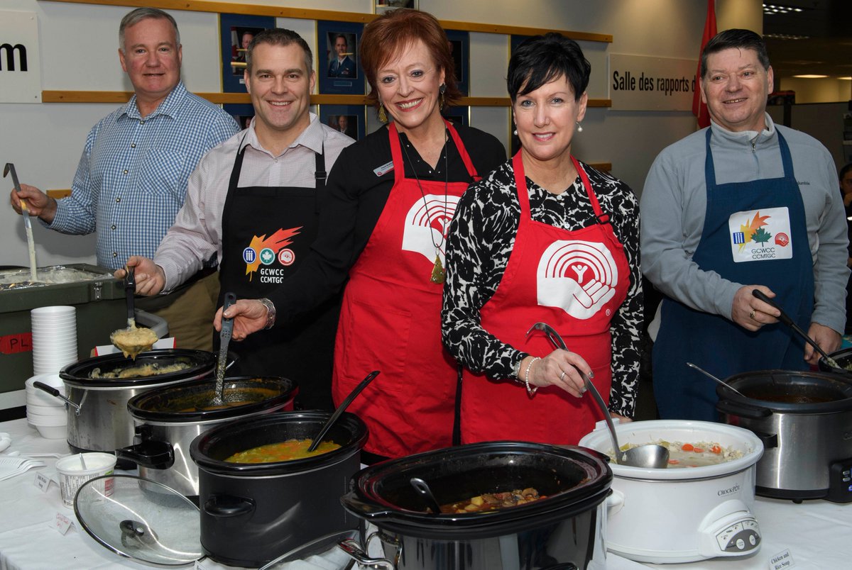 CFBBFCEsquimalt's tweet photo. Helping serve up some soup with Base Administration at #CFBEsquimalt this morning. Perfect solution to a cold, rainy day and a great way to support #NDWCCAllAboard https://t.co/Nnh3bFGgQn
