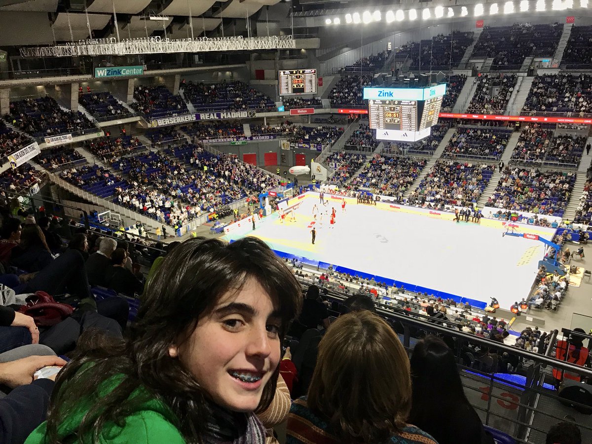 oski_nihilism's tweet image. Con #miniangus en el basket #azulejosontour