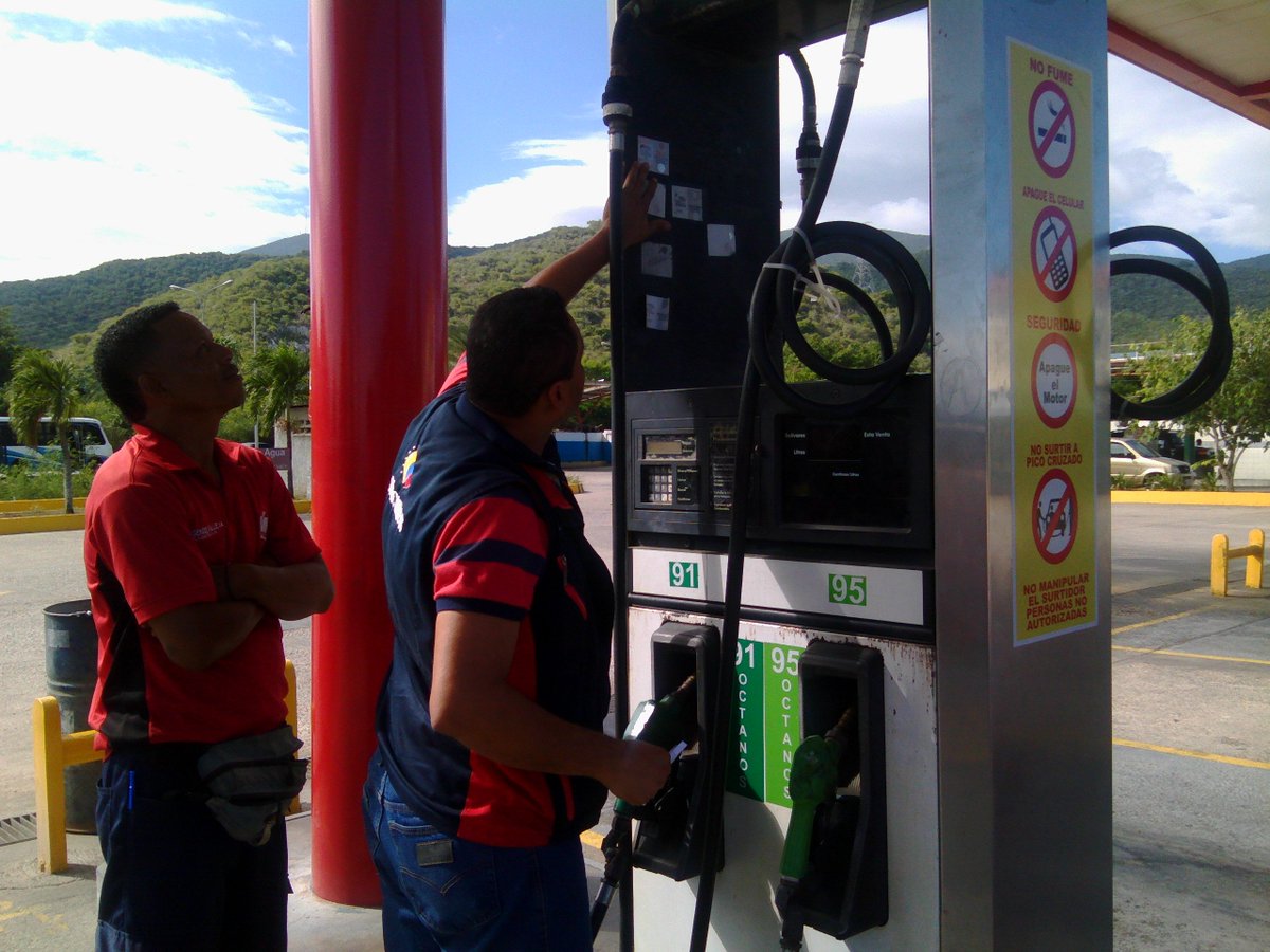 RGInsular's tweet photo. @RGInsular dando cumplimiento a la Ley de Metrología en colocación de marca de verificación en surtidores de carburantes liquidos en E/S Virgen del Valle. https://t.co/0UpEUSCakM
