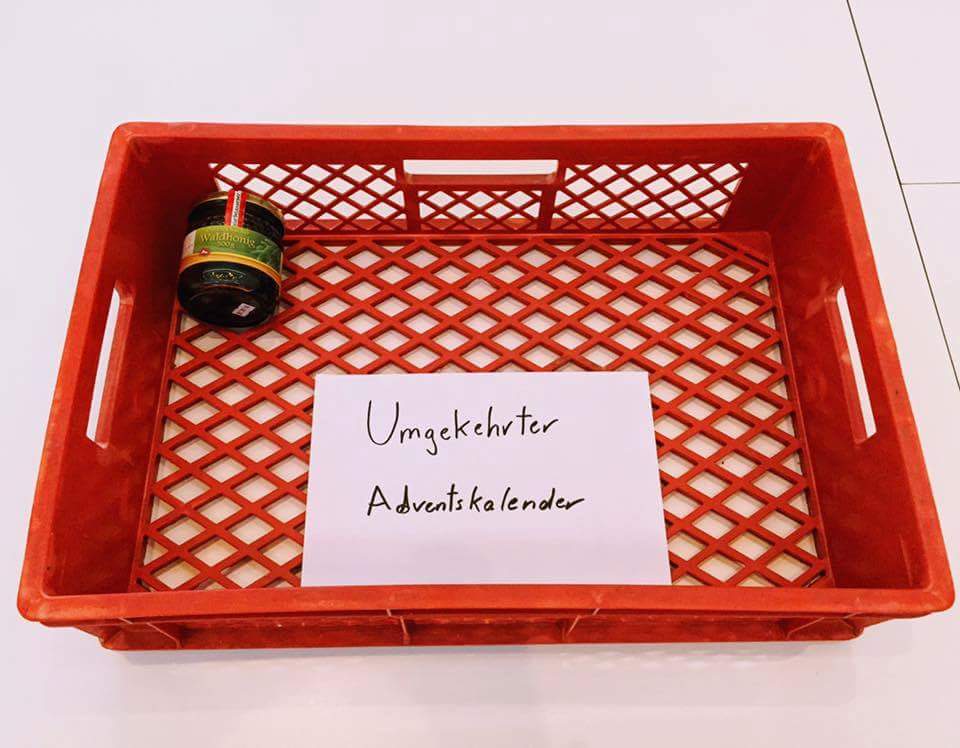 Treeline17's tweet image. Wie wär&apos;s: jeden Tag etwas Leckeres hineinlegen und an Hl.Abend jemandem, der sich nur wenig leisten kann, eine Freude machen.