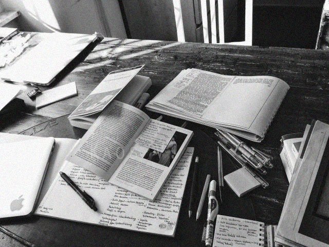 011217; 1731h. —

Se presenta un nuevo caso ante mí, vuelvo al ruedo y recorro mis propias librerías en busca de empolvados libros de leyes; una vez más mis ojeras se tintan de justicia, y refuto frente al juez.