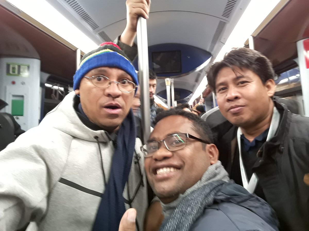 clarencesdb's tweet photo. Crazy salesians on the metro underground #Madrid #symfamily17 @SYMFAMILY17 A memorable Congress https://t.co/UtWUUTn35L
