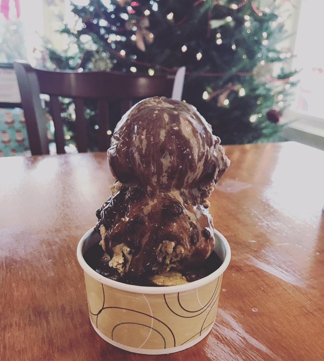 zoesicecream's tweet photo. Kick off your weekend all things coffee dripping with hot fudge. #coffee #mochachip #espresso https://t.co/OBhJBkKFKf