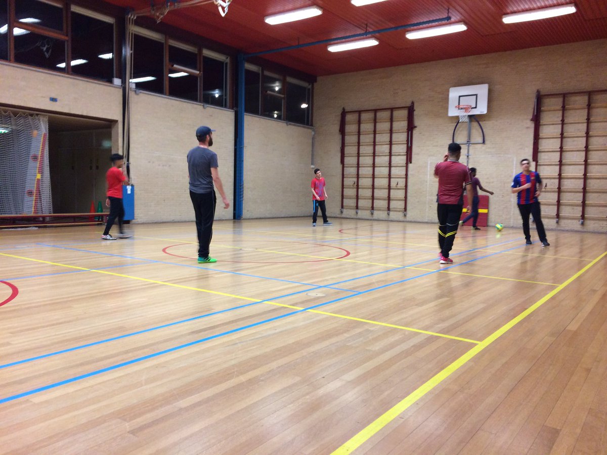 StreetIJmond's tweet photo. Leuke zaalvoetbal activiteit in #Heemskerk bij het #Europaplein georganiseerd door #Stichting #Streetcornerwork https://t.co/MdZf43P9ES
