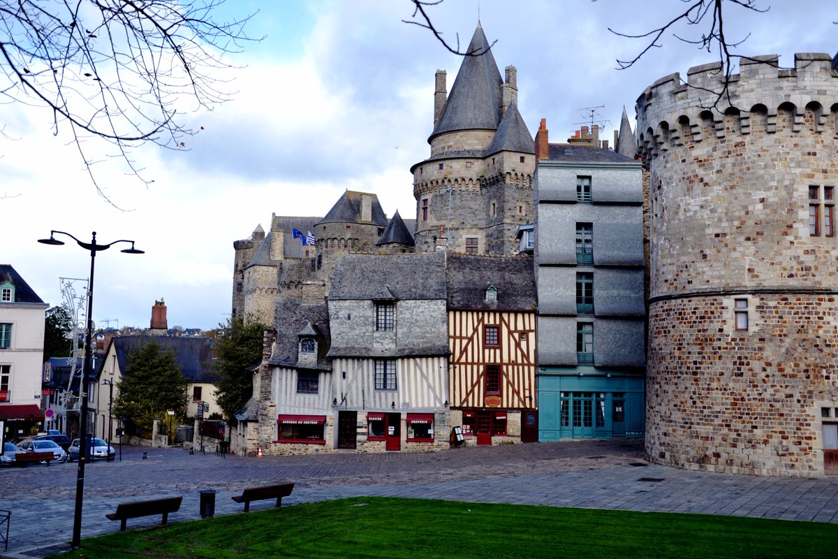 HistoryOnTracks's tweet photo. I had the pleasure to visit #Vitré in #Britanny, #France this week. Vitré is a #medieval walled town and brilliantly situated on a well-defensible hill. The impressive #castle is part of the town's fortifications. 🏰 #travel #reisen #traintravel #bahnreisen https://t.co/dKKJ94xgGD