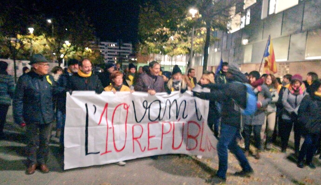 Hem marxat des de col·legis assaltats l'#1Oct a #Lleida per recordar que, juntes, des del carrer, la solidaritat, l'organització i la desobediència vam votar República i vam ser poble. #NiOblitNiPerdó