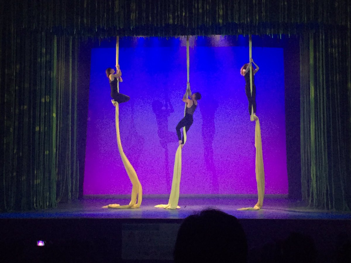 XabiCamino's tweet photo. Clausura oficial del #SYMfamily17 en @SalesianosPaseo. Un espectáculo artístico precioso fruto del trabajo y la disponibilidad de @AmorevoOficial. ¡Gracias! https://t.co/sDTMzjzgRW