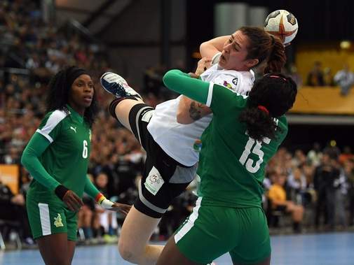 Volksstimme's tweet photo. Auftakt nach Maß für die Damen der @DHB_Teams in die Handball-#WM2017: Gegen Kamerun gibt es ein 28:15.
https://t.co/5bD1AguJqW https://t.co/GLJtrj36iY