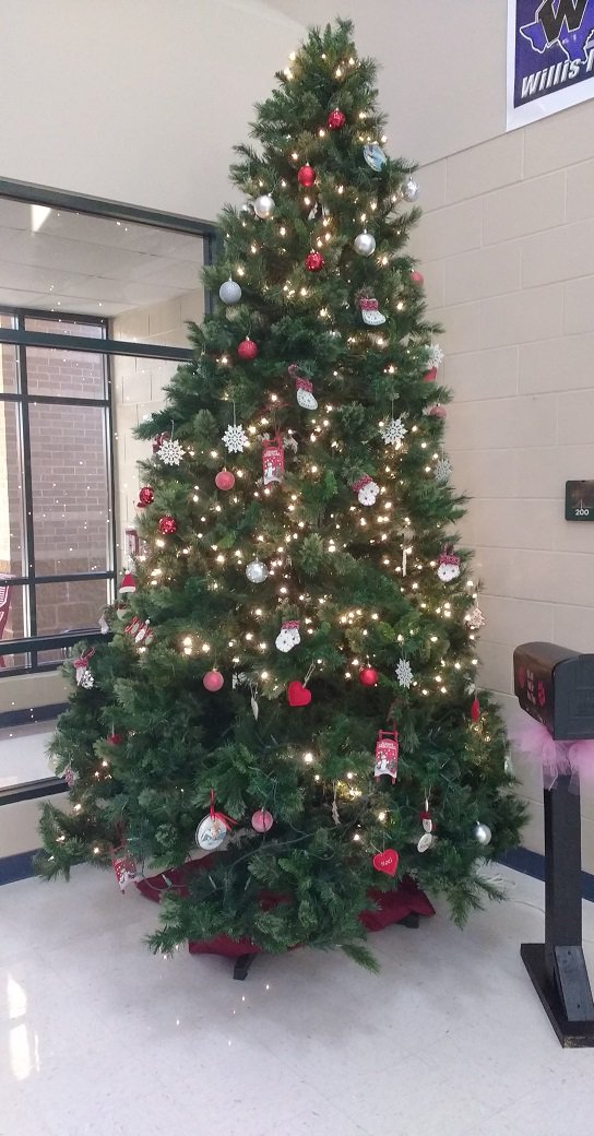 WISDCannan's tweet photo. 'Tis the season! Ushering in the first day of December with a beautifully-decorated tree and the beginning of our #LettersforSanta! #CannanMVPs https://t.co/m92658yRna