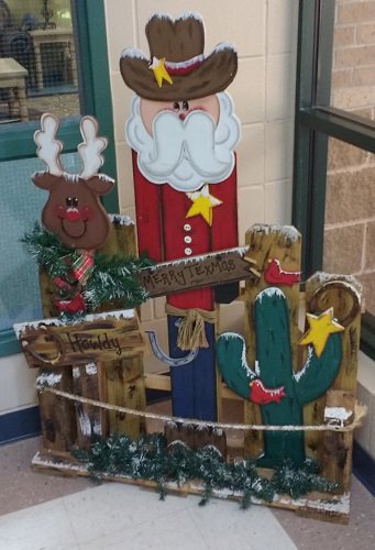 WISDCannan's tweet photo. 'Tis the season! Ushering in the first day of December with a beautifully-decorated tree and the beginning of our #LettersforSanta! #CannanMVPs https://t.co/m92658yRna