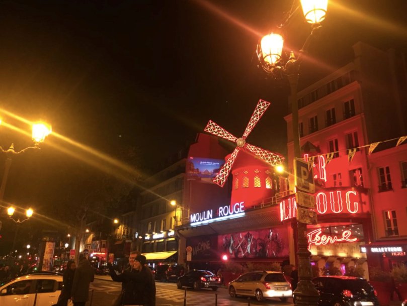En rencontrant une projection publicitaire assez créative de l’entreprise TCL au Moulin rouge, Je l’ai trouvé impressionnante ! L'apparition de cette marque en France est très fréquente. Souvent je la vois.