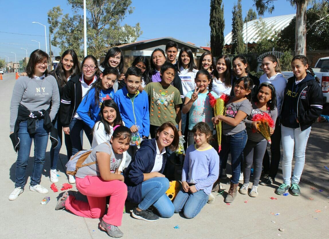 DIFMunicipalDgo's tweet photo. Los pequeños integrantes del programa Tradiciones de Durango disfrutaron esta mañana en un alegre festejo navideño en el que participaron los jóvenes del @promedac, con quienes quebraron piñatas, desayunaron y realizaron distintas actividades recreativas. https://t.co/xn2K81mmsM