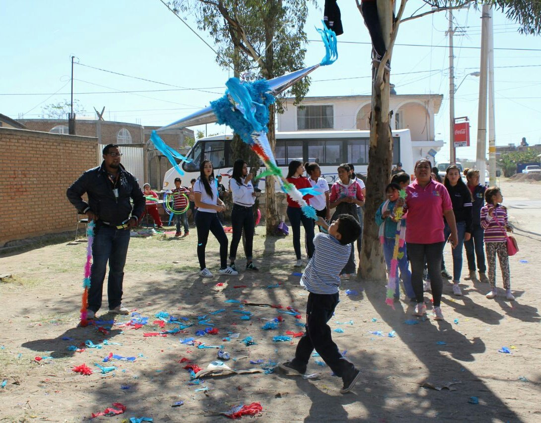 DIFMunicipalDgo's tweet photo. Los pequeños integrantes del programa Tradiciones de Durango disfrutaron esta mañana en un alegre festejo navideño en el que participaron los jóvenes del @promedac, con quienes quebraron piñatas, desayunaron y realizaron distintas actividades recreativas. https://t.co/xn2K81mmsM