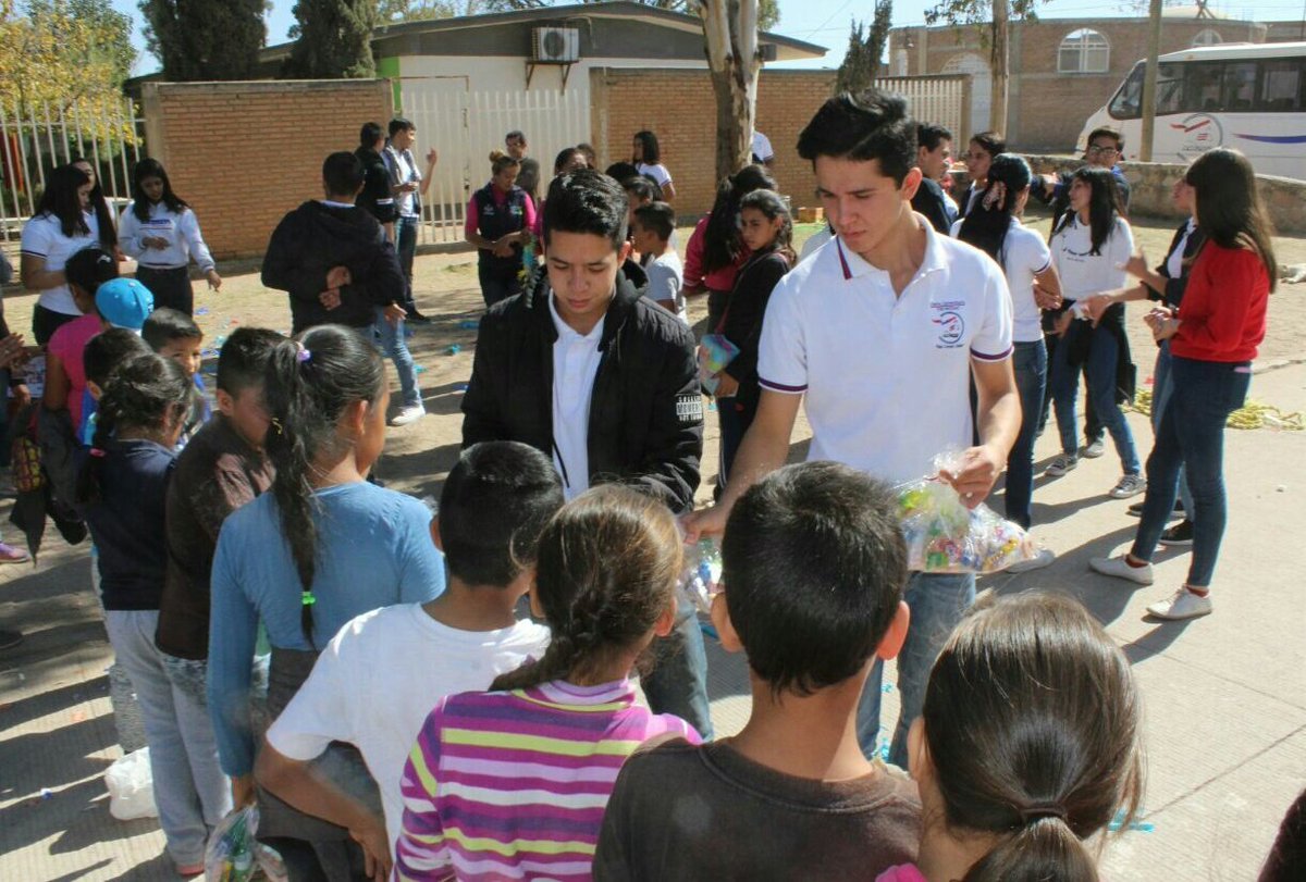 DIFMunicipalDgo's tweet photo. Los pequeños integrantes del programa Tradiciones de Durango disfrutaron esta mañana en un alegre festejo navideño en el que participaron los jóvenes del @promedac, con quienes quebraron piñatas, desayunaron y realizaron distintas actividades recreativas. https://t.co/xn2K81mmsM