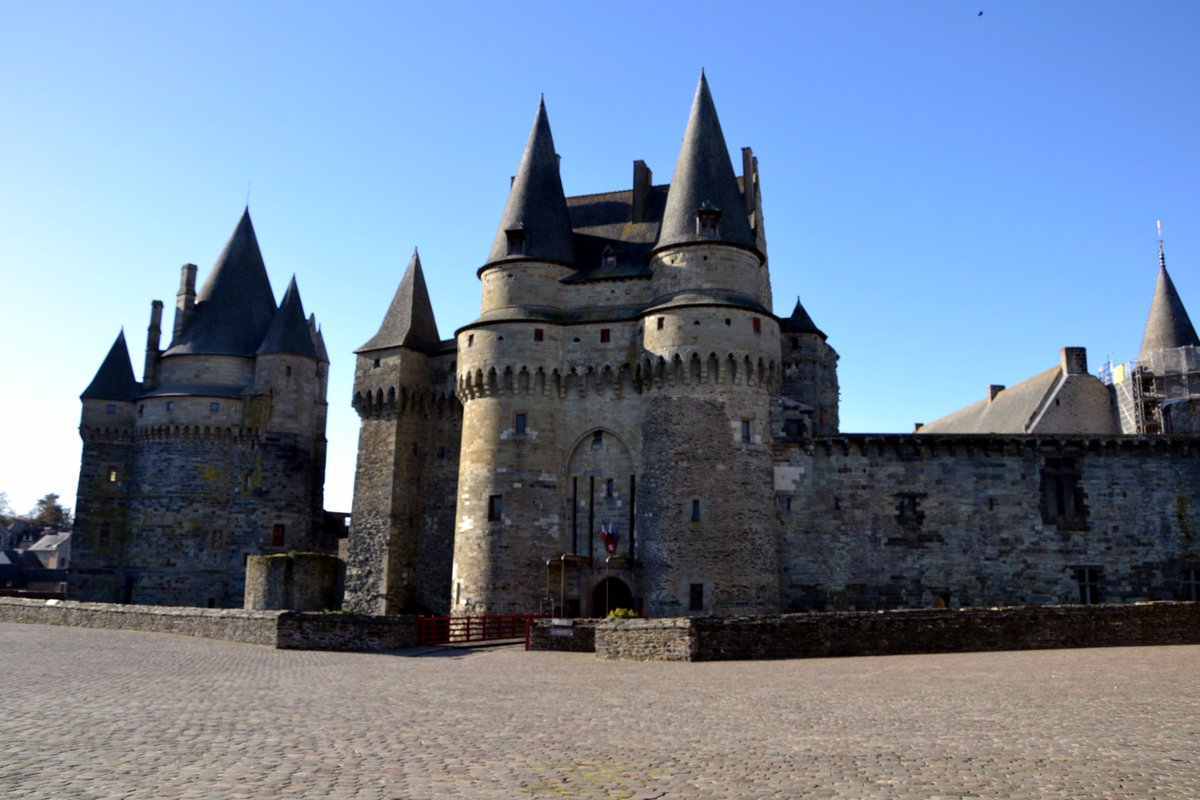HistoryOnTracks's tweet photo. J'ai eu le plaisir de visiter #Vitré en #Bretagne cette semaine. Vitré est une ville #médiévale fortifiée et est intelligemment située sur une colline bien défendable. Le #château imposant fait partie des fortifications de la ville. 🏰#voyage #vacances https://t.co/CyDTi79pP9