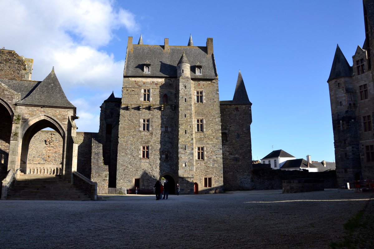 HistoryOnTracks's tweet photo. J'ai eu le plaisir de visiter #Vitré en #Bretagne cette semaine. Vitré est une ville #médiévale fortifiée et est intelligemment située sur une colline bien défendable. Le #château imposant fait partie des fortifications de la ville. 🏰#voyage #vacances https://t.co/CyDTi79pP9