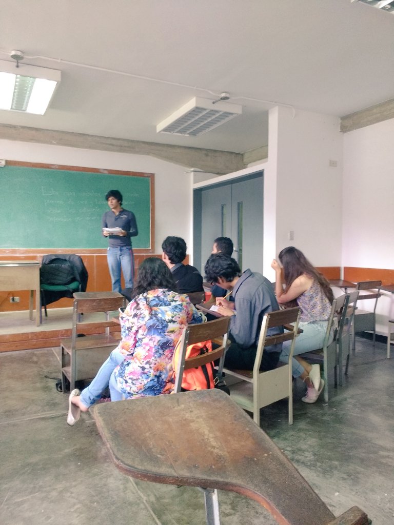 PabloHernandezB's tweet photo. Hoy participé como jurado en el debate competitivo de estudiantes de @CB_USB2017 de las secciones de #CSA211 del prof. Luis Teneúd ¡Excelente experiencia! #USBve #DebateCompetitivo https://t.co/ME4ope5UsU