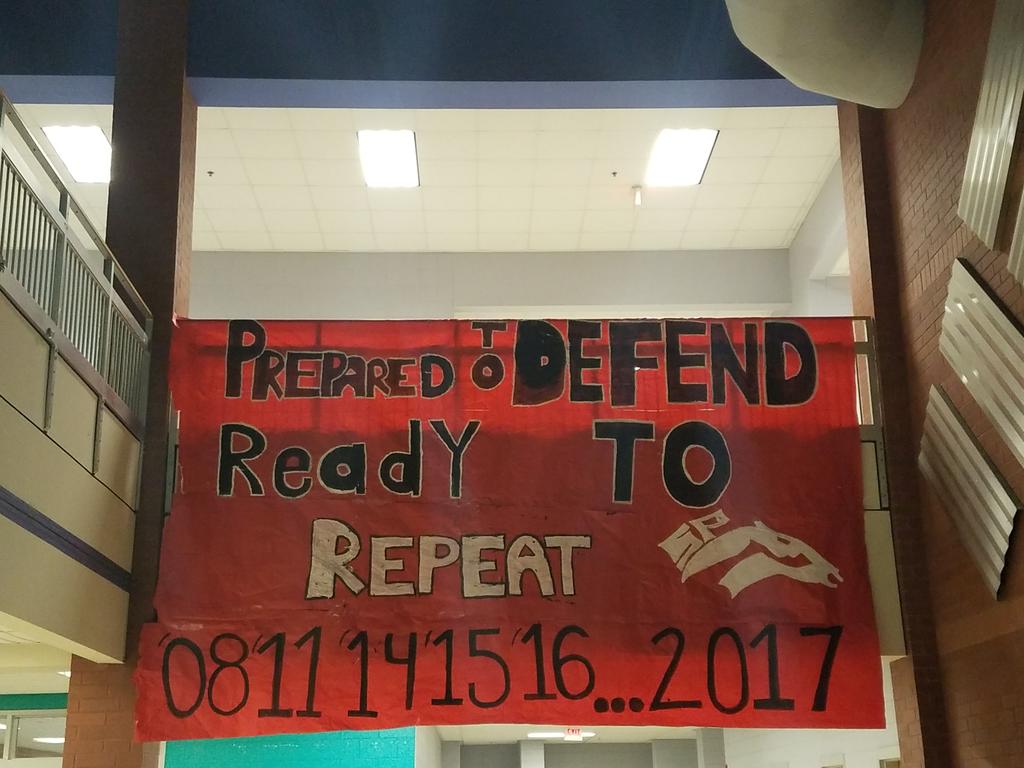 SPHSCheer2022's tweet photo. Thank you to the Cheerleaders who took the time to make this for @FootballSPHS this week. It is a HUGE sign! And shout out to @_myasimone_ for helping me last night when time was running out and everyone had to leave π #somuchpaint #lovemygirls #andkaleysmom https://t.co/iNyoDLwdrA