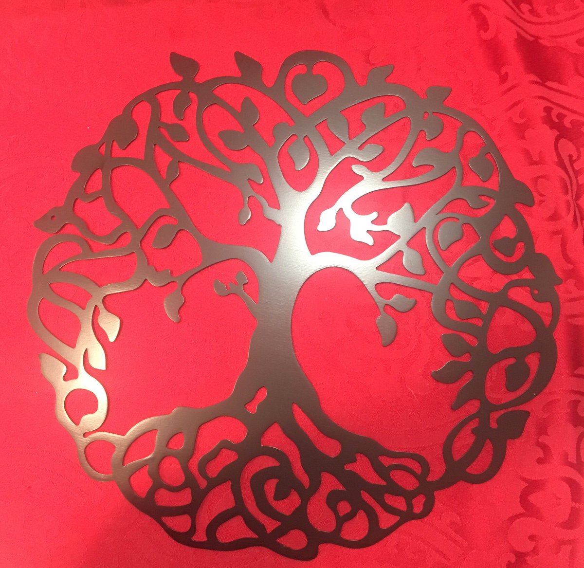 SearchofGlitter's tweet photo. I just got my Tree of Life from Redline Steel! I canโt wait for eric to get home and hang it up. Redline Steel is Veteran owned and operated! #insearchofglitter #everydaymagic #veteranowned #redlinesteel #invincible https://t.co/ksIPG57NC1