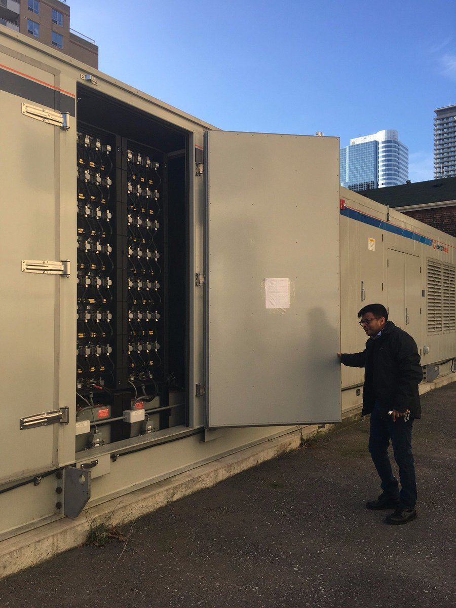 AlbuferaES's tweet image. Esta es una instalación del Centre for Urban Energy, donde visitamos su #SmartGridLab. Ya sabéis, no podemos dejar de visitar un sistema de #almacenamiento y sus #baterías, sean del tamaño que sea ;)