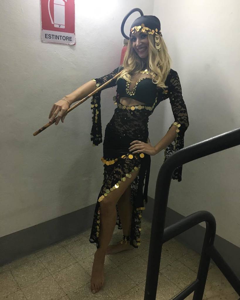 ElenaFataLivia's tweet photo. Saidi girl on fire 🔥🔥🔥🔥 Oggi ho portato in scena la boombastica coreografia della mia splendida maestra @giovanna.mineo .
.
#ariafestival #saidi #saidigirl #giovannamineo #bellydancer #orientaldance #galabeya #tahtib #folk #danzapopolarearaba #Elenuzza https://t.co/RrfOkFOYkO https://t.co/wp8CZbU0Wg