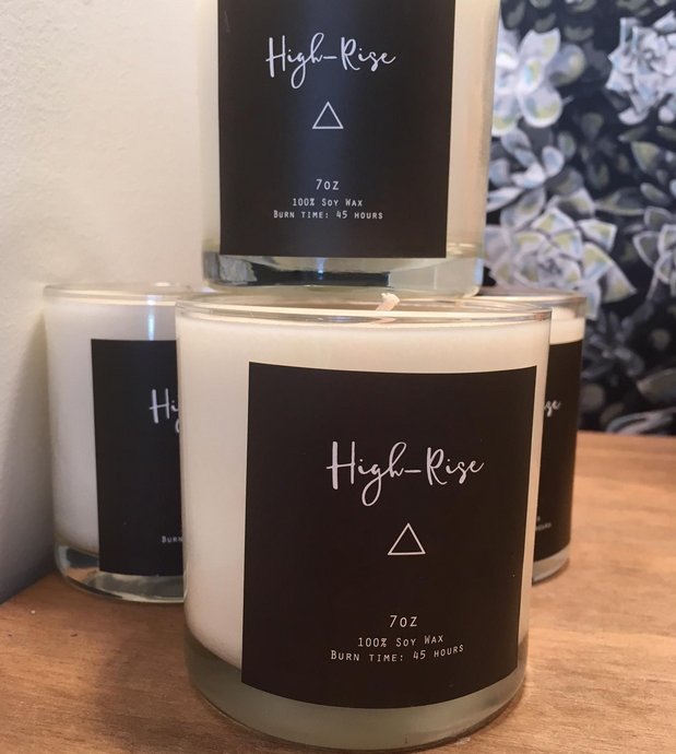 IndyMonthly's tweet photo. These candles, produced by @onyxexchange exclusively for @EvaMaison, come with an added surprise. 25 Days Of Holiday Gifts: The Two-In-One Candle https://t.co/rjGCYMO8LJ #25DaysOfGifts https://t.co/IqYKYk2VpW