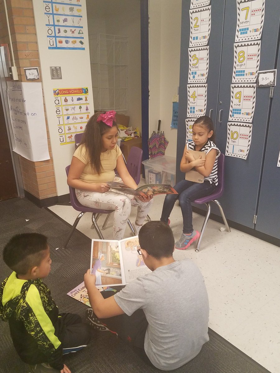 SunflowerElem's tweet image. Book buddies make reading fun!  Ms. Schmidt's fourth graders love reading to our first graders.