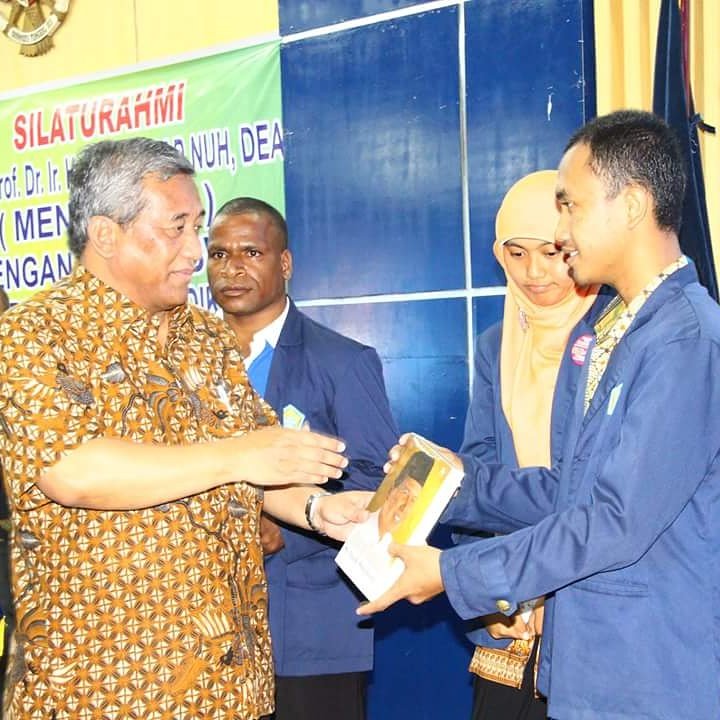 apriliansyah_id's tweet photo. Prof. Dr. Ir. KH. Mohammad Nuh, DEA., Menteri Pendidikan dan Kebudayaan RI saat itu memberikan seminar dan motivasi bagi mahasiswa Bidikmisi di Universitas Bengkulu.
.
Diberikan kenang-kenangan oleh beliau sebuah buku "CT Si Anak Singkong"
.
.
.
#amr #apriliansyah #musirawas https://t.co/KFG0xdBjjd