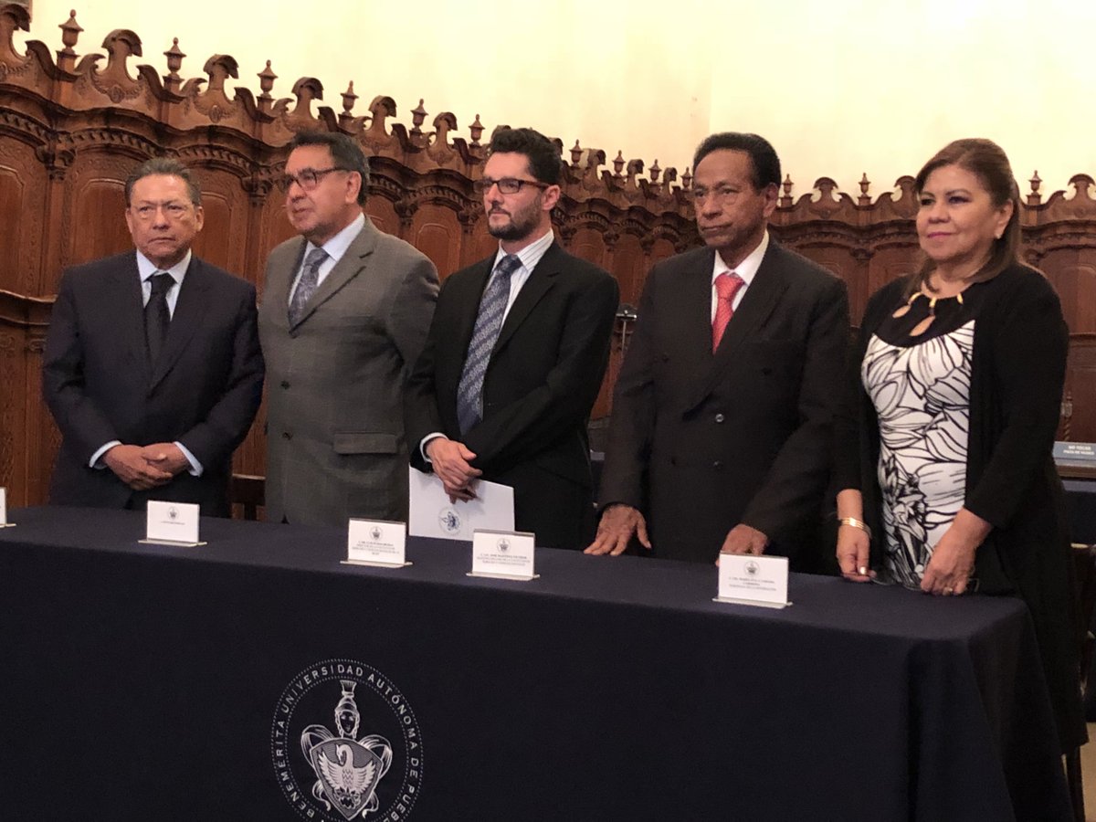 JulioTribuna's tweet photo. Abogados egresado de la Escuela de Leyes de la Benemérita Universidad Autónoma de Puebla (BUAP) celebraron el 40 aniversario de su graduación refrendando su compromiso de seguir haciendo valer el estado de derecho. https://t.co/7j7b8IPkko