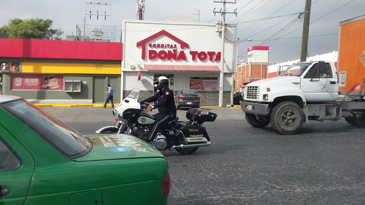 elnorte's tweet photo. Captan a elemento de tránsito en zona escolar y hablando por teléfono, frente a negocio Doña Tota en Avenida Venustiano Carranza y Colón. https://t.co/yZhI6PHzfD