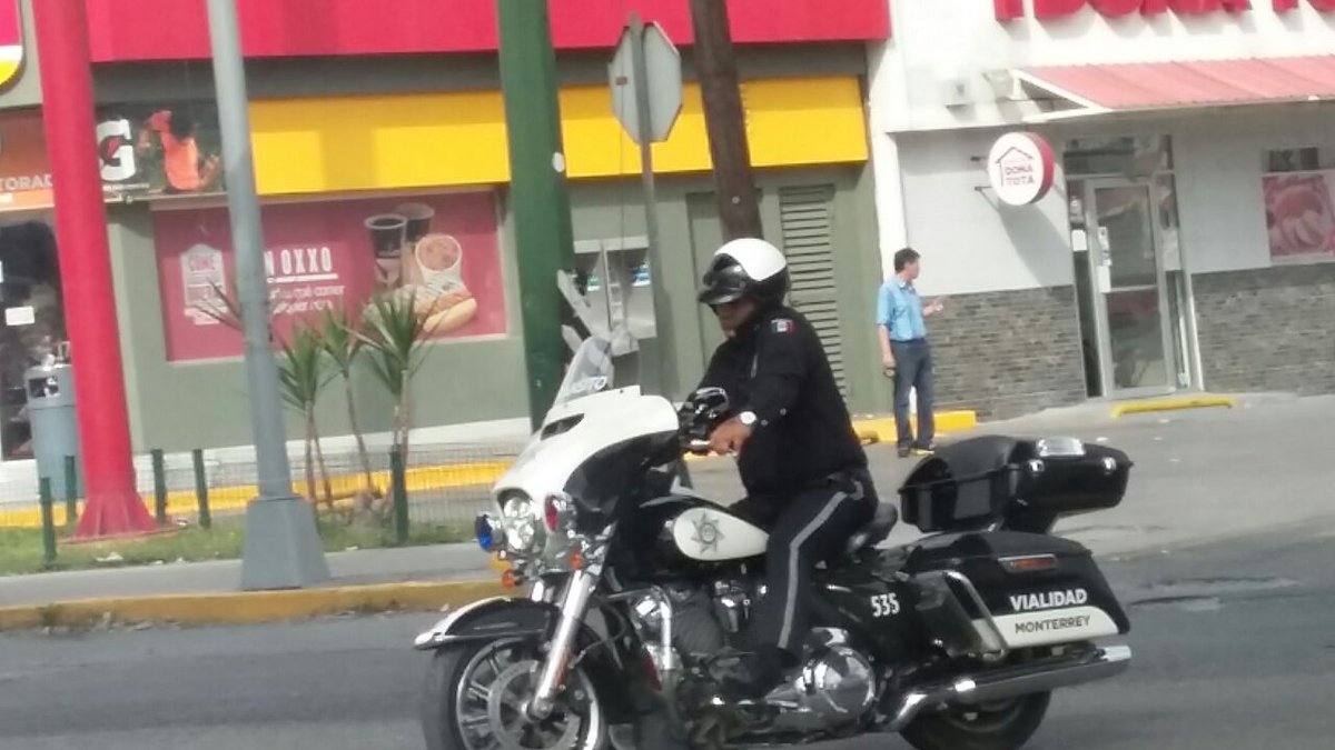 elnorte's tweet photo. Captan a elemento de tránsito en zona escolar y hablando por teléfono, frente a negocio Doña Tota en Avenida Venustiano Carranza y Colón. https://t.co/yZhI6PHzfD