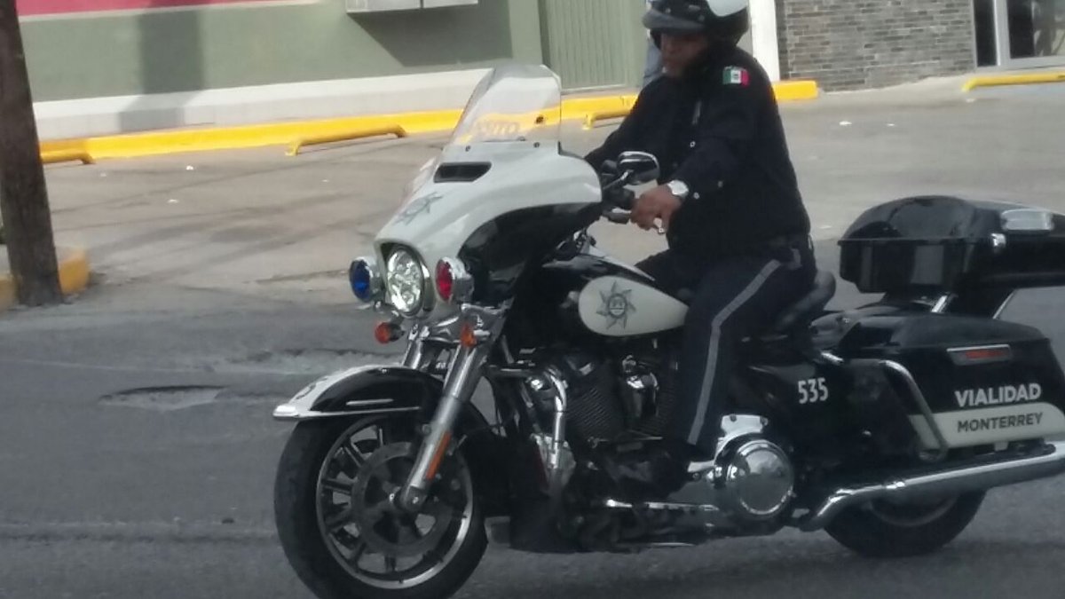 elnorte's tweet photo. Captan a elemento de tránsito en zona escolar y hablando por teléfono, frente a negocio Doña Tota en Avenida Venustiano Carranza y Colón. https://t.co/yZhI6PHzfD