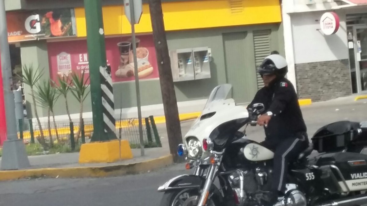 elnorte's tweet photo. Captan a elemento de tránsito en zona escolar y hablando por teléfono, frente a negocio Doña Tota en Avenida Venustiano Carranza y Colón. https://t.co/yZhI6PHzfD