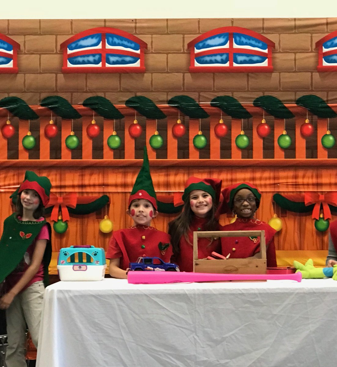 jacks3rdgrade's tweet photo. Keeping spirits bright during our Christmas play. Merry Christmas 2017! 🎅🎄🍬@ElemJacks https://t.co/HSUlIvwkTT