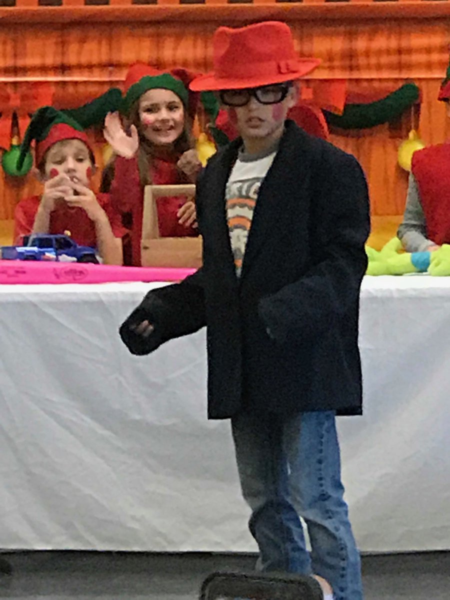 jacks3rdgrade's tweet photo. Keeping spirits bright during our Christmas play. Merry Christmas 2017! 🎅🎄🍬@ElemJacks https://t.co/HSUlIvwkTT