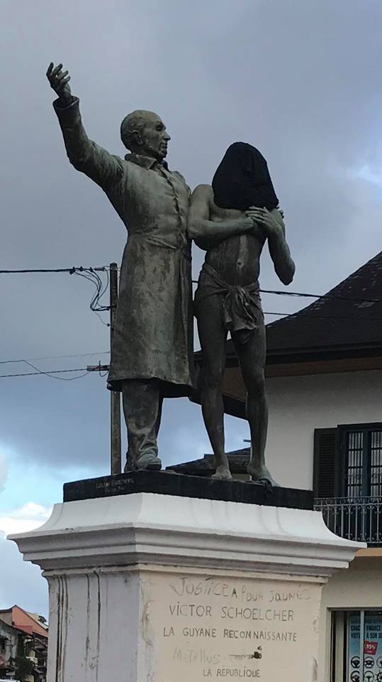 GuyaneActu's tweet photo. 🔴#ImageForte : Monument à Victor Schoelcher ou il tend son bras droit et sa main gauche est posée sur l'épaule d'un jeune esclave libéré.
Le visage du jeune esclave recouvert d'un tissue noir !!
Un message ? 
#colbert #esclavage https://t.co/E4cy5EOsxa